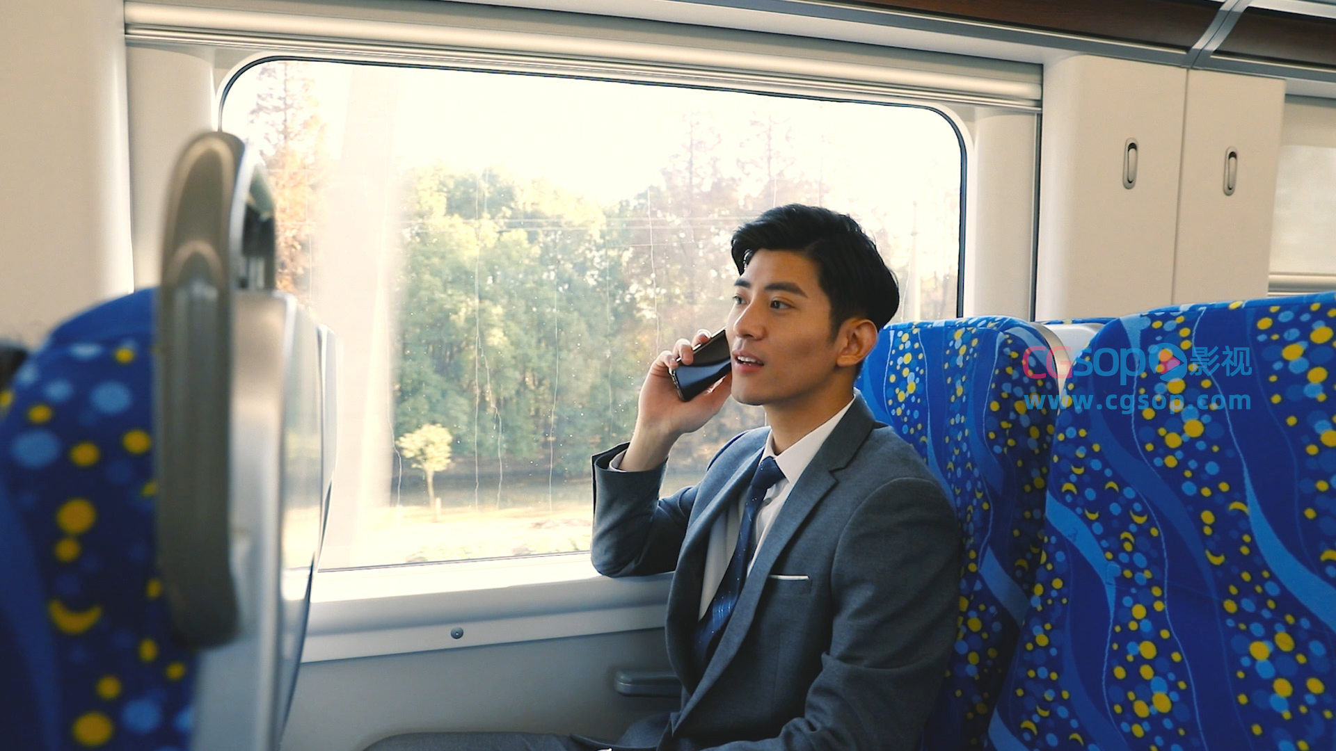 商务人士乘坐高铁洽谈生意