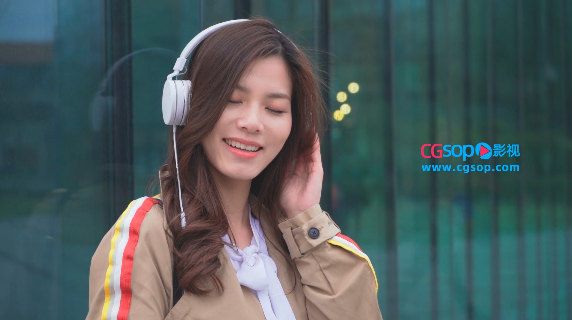 青春靓丽女孩沉醉在音乐中视频素材