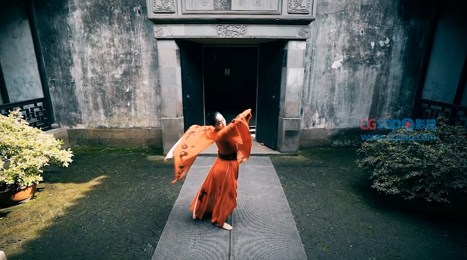 江南园林女子在跳舞