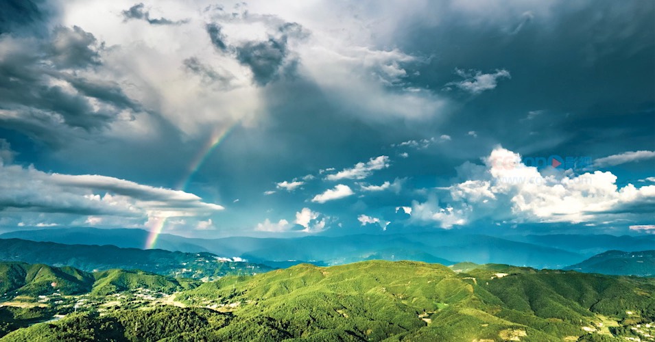 丁达尔光线晴朗的天空云彩航拍素材