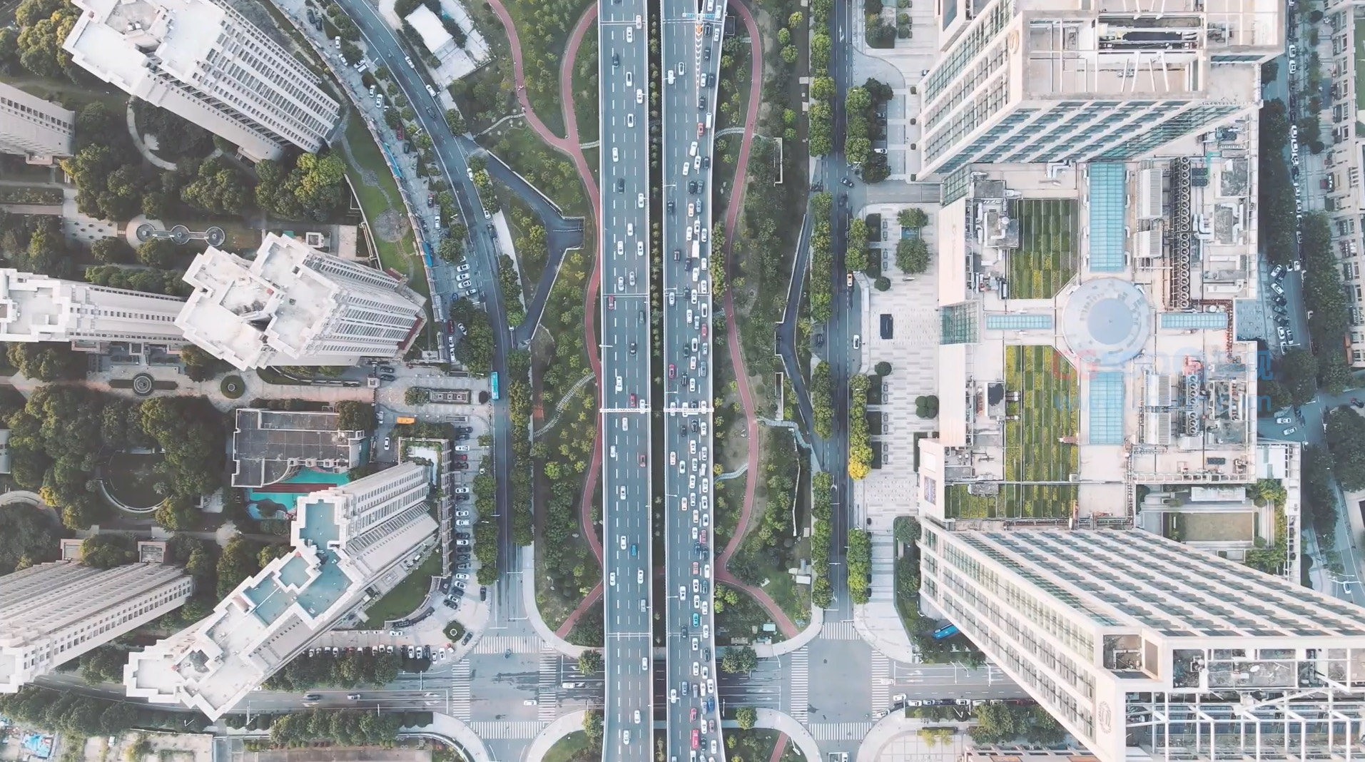 航拍俯拍高楼大厦中的城市交通道路素材