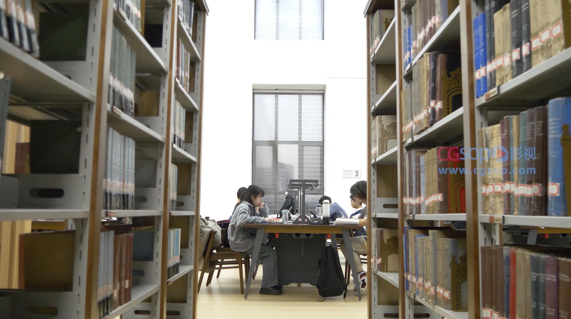 大学图书馆学生在学习