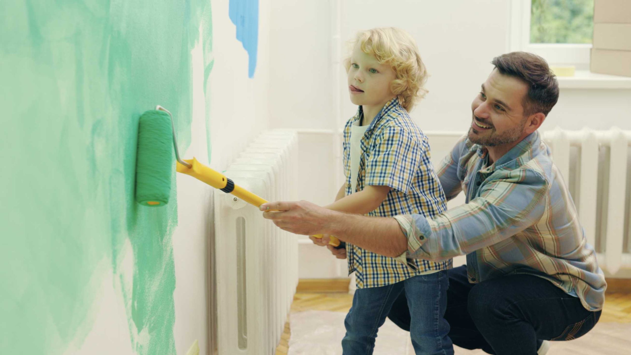 在家里画墙的父子