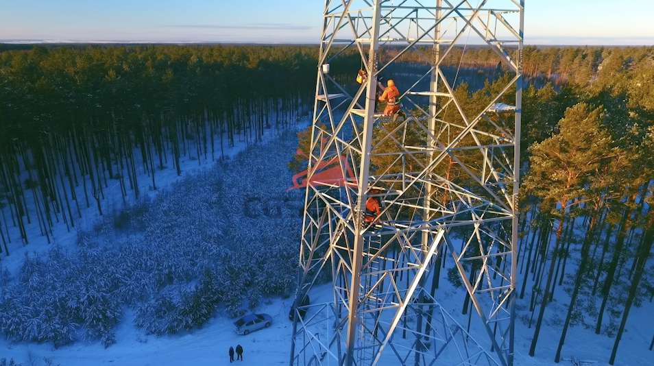 工人在保障电力系统电网维修高压线特高压