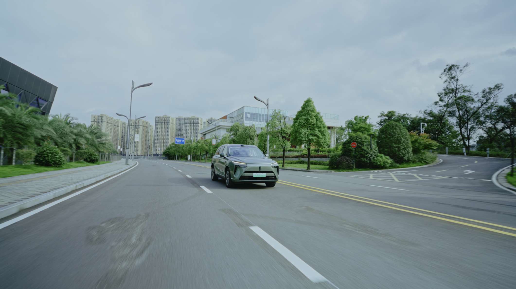 新能源汽车行驶在城市里