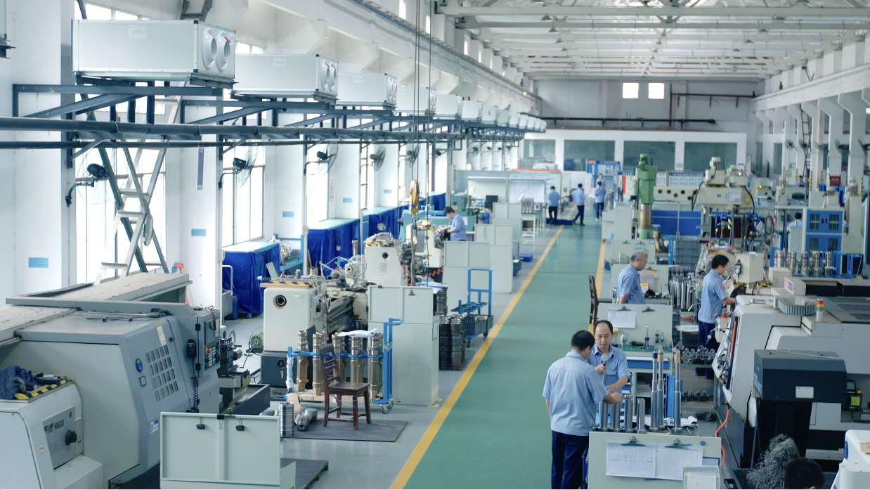 生产工厂车间工人在生产