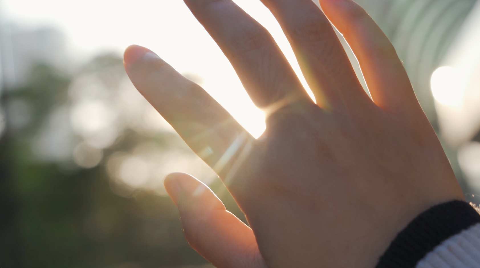 向往美好手指遮住阳光漏出光线