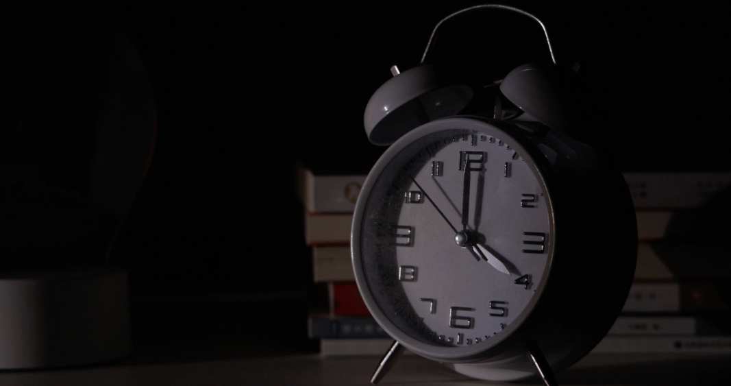 凌晨4点白色闹钟响_4k实拍