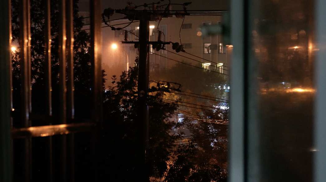 阴雨天路灯下窗外下雨