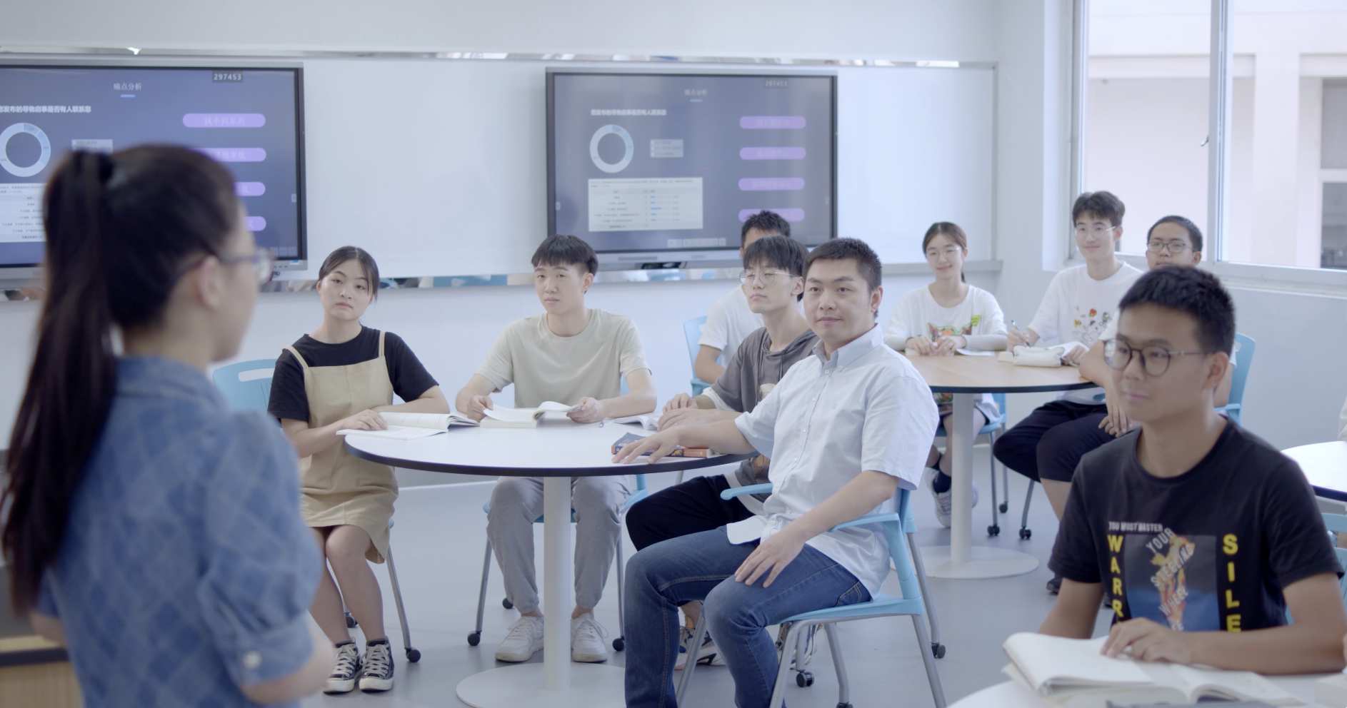 一群年轻人在实验室做科研机器人代码大屏会议