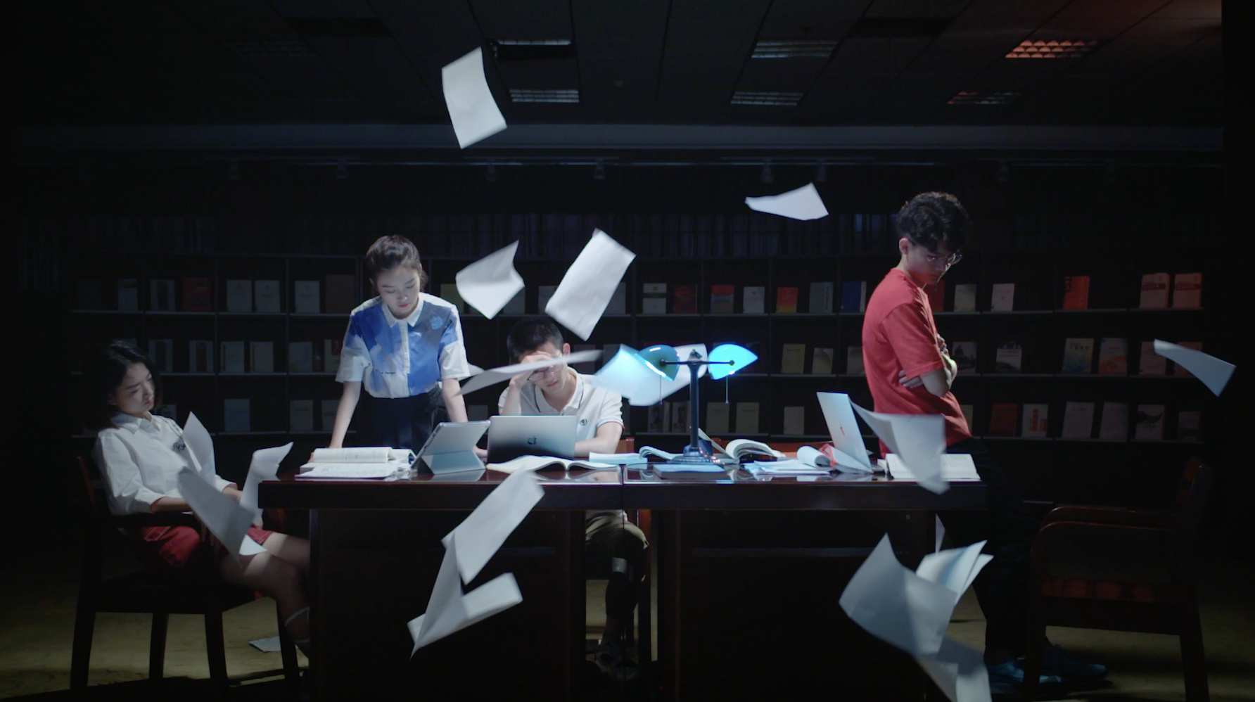 学生在苦读夜晚研究方案收获成功的喜悦