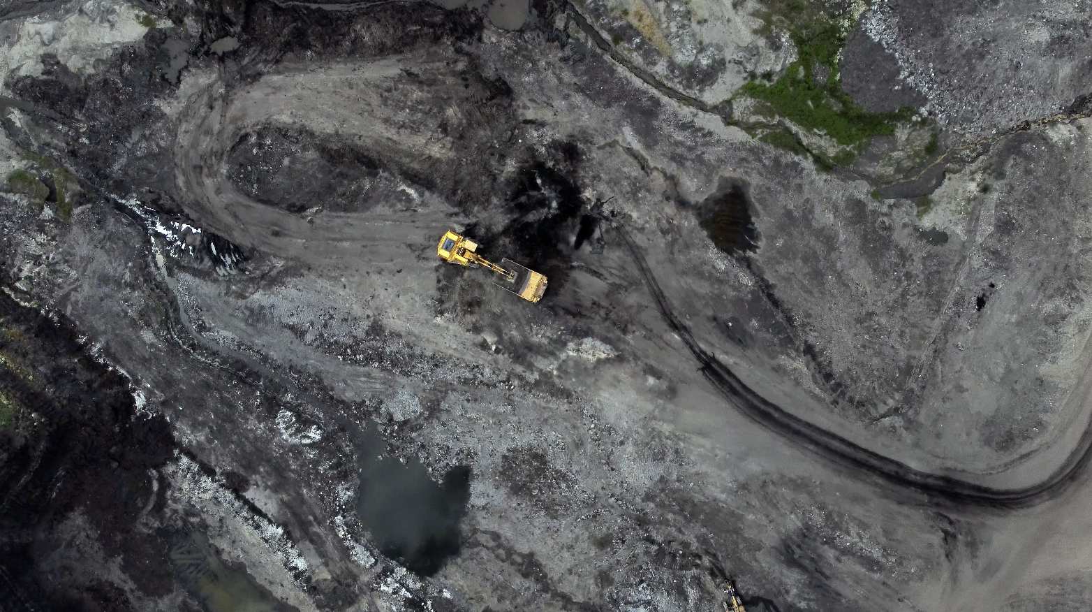 空视图露天煤矿坑工作无人机拍摄露天煤矿