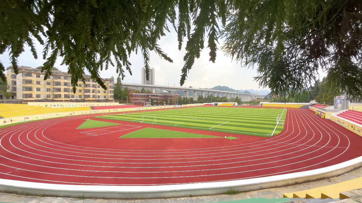 实拍校园操场跑道
