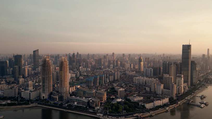 航拍城市清晨迷雾高楼建筑