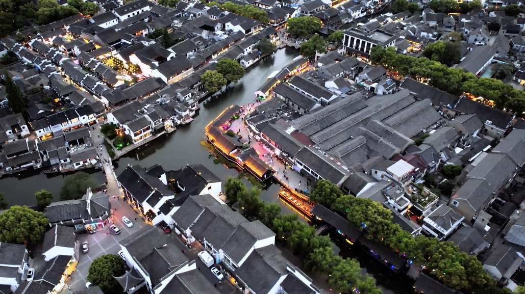 航拍江南水乡小镇古镇建筑群徽派建筑城市