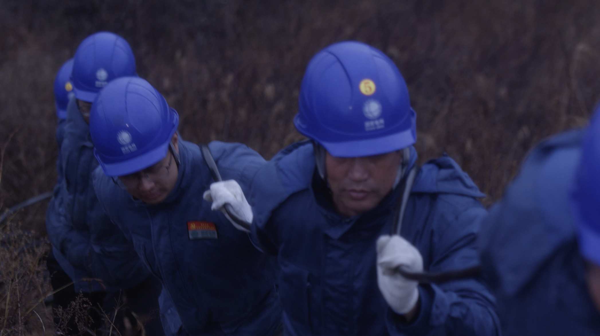 国网工人拉电缆巡检
