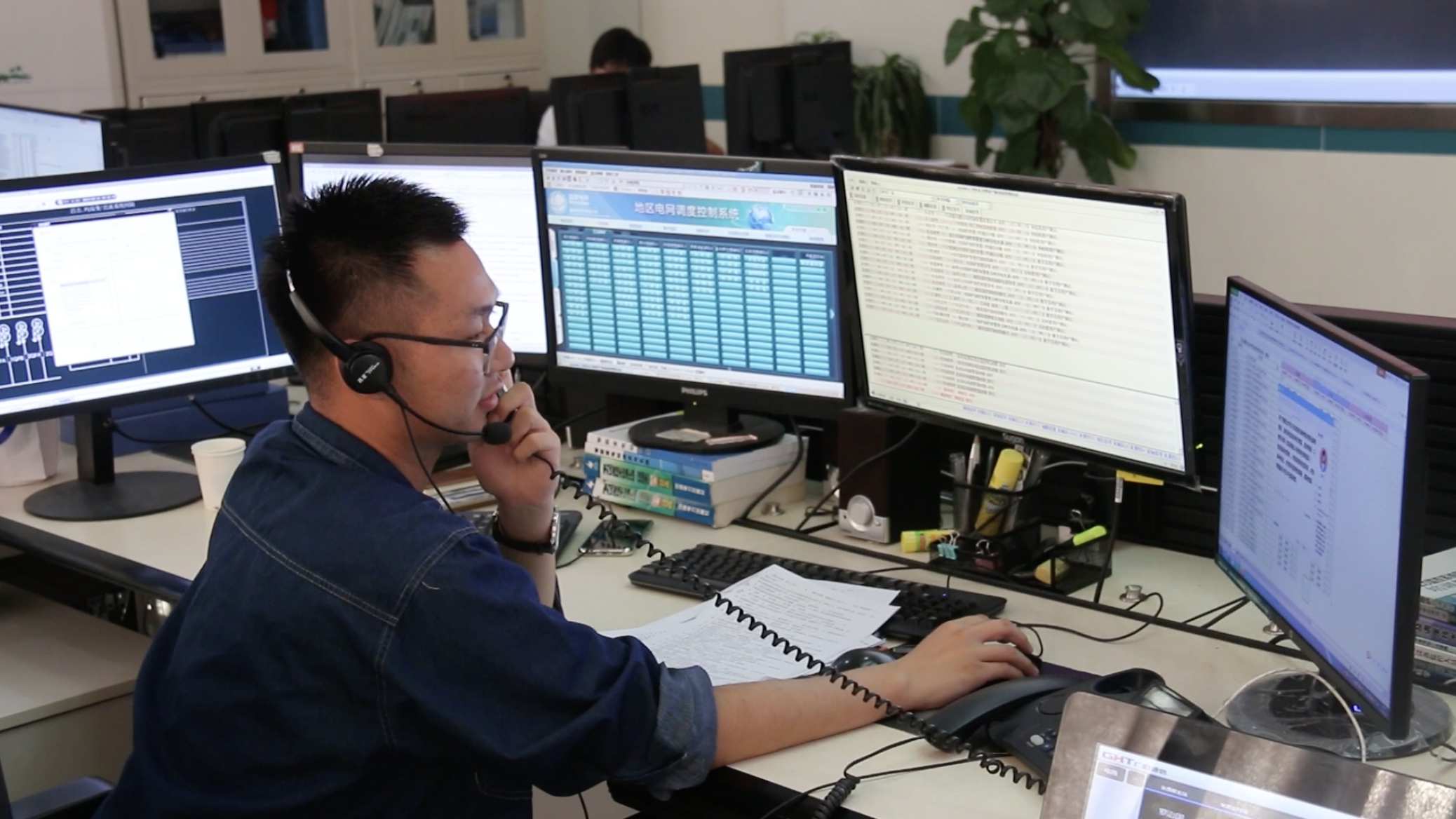 电力工人在检修作业维护电力保障