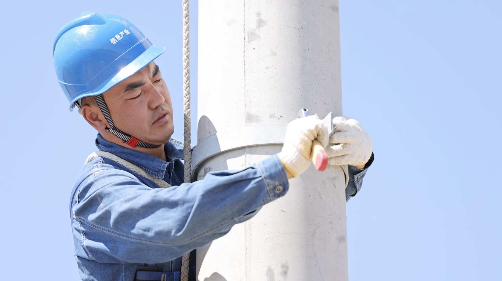 电力工人在检修作业维护电力保障