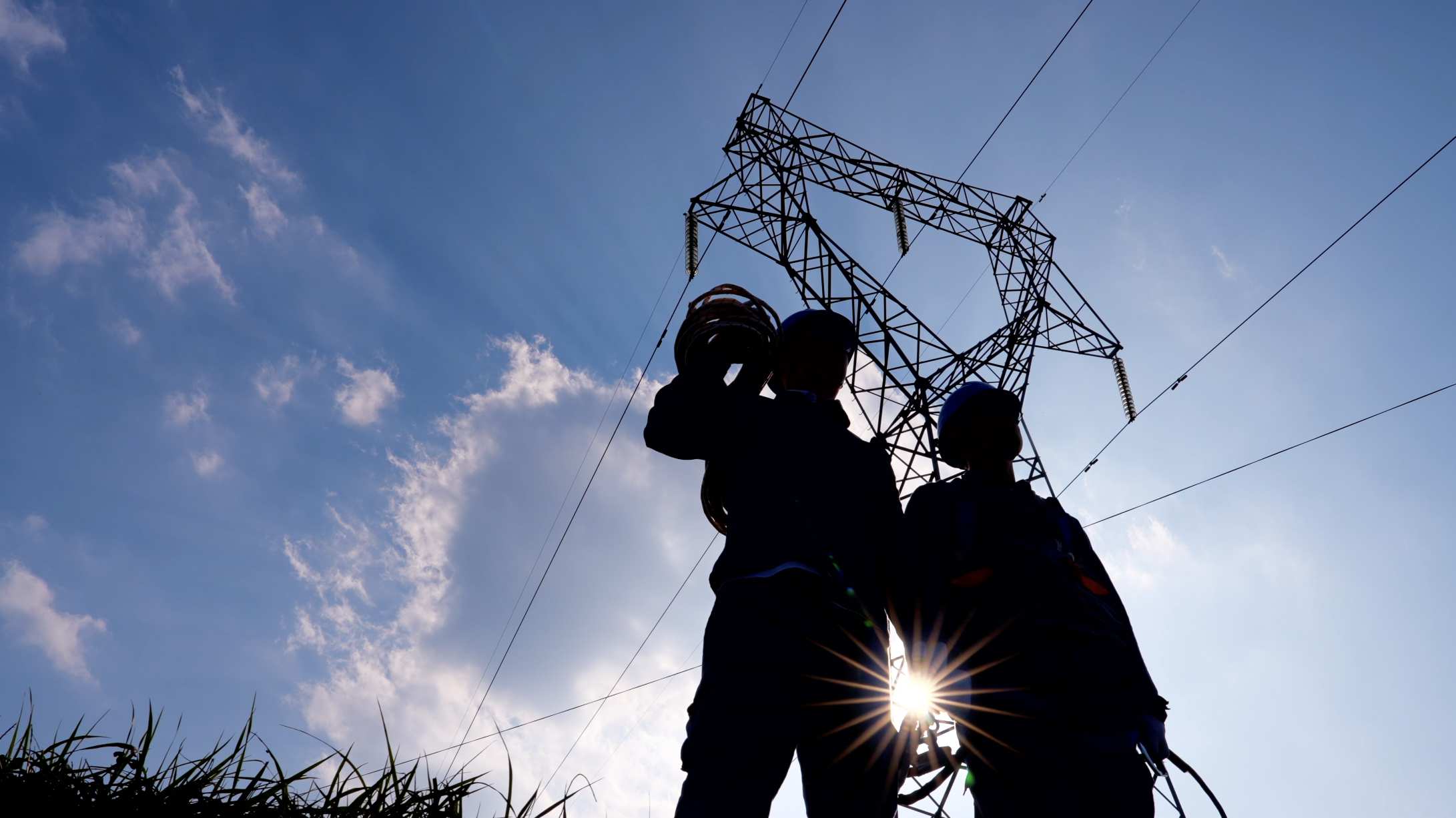 电力员工爬电杆