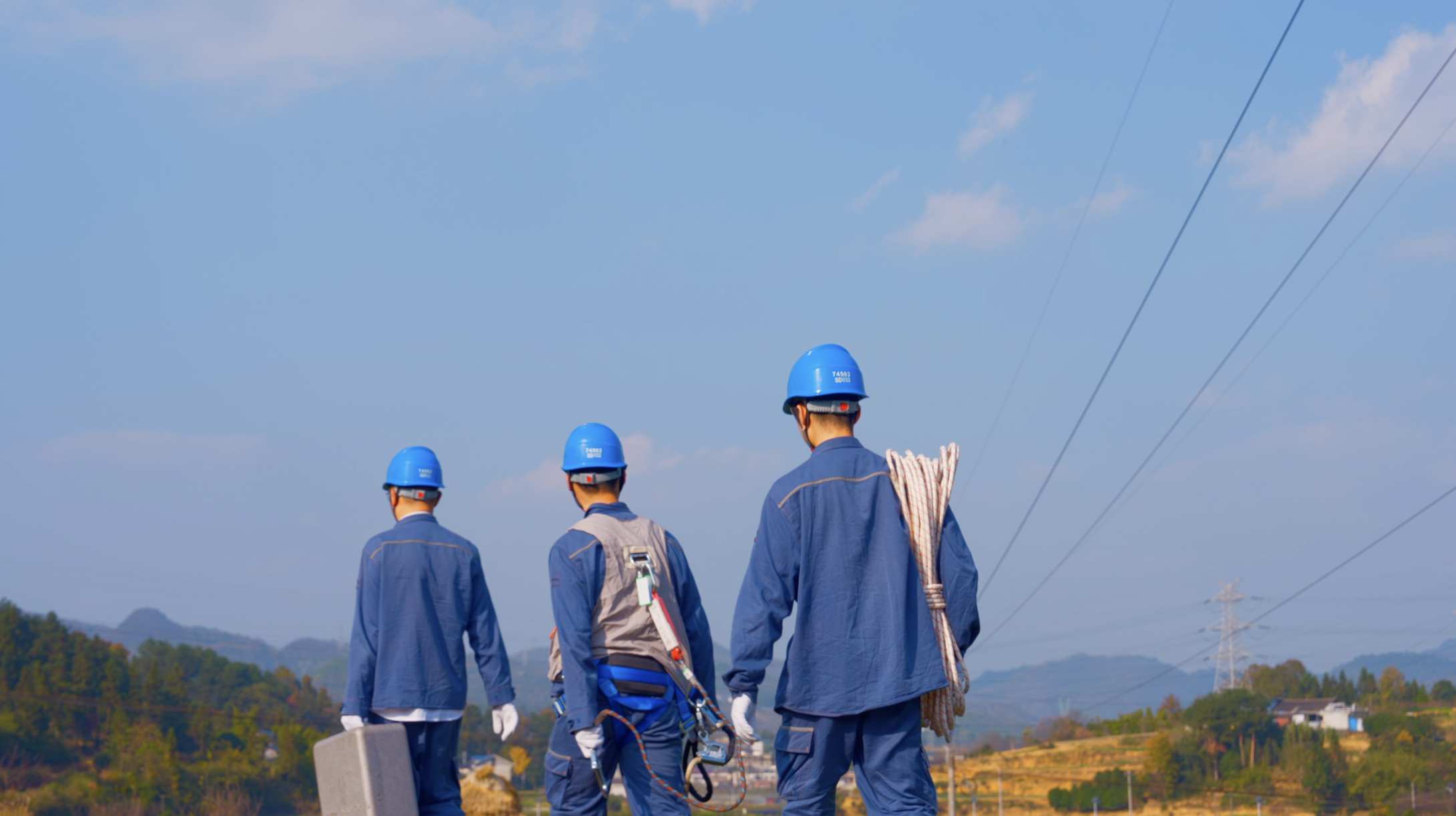 电力员工爬电杆