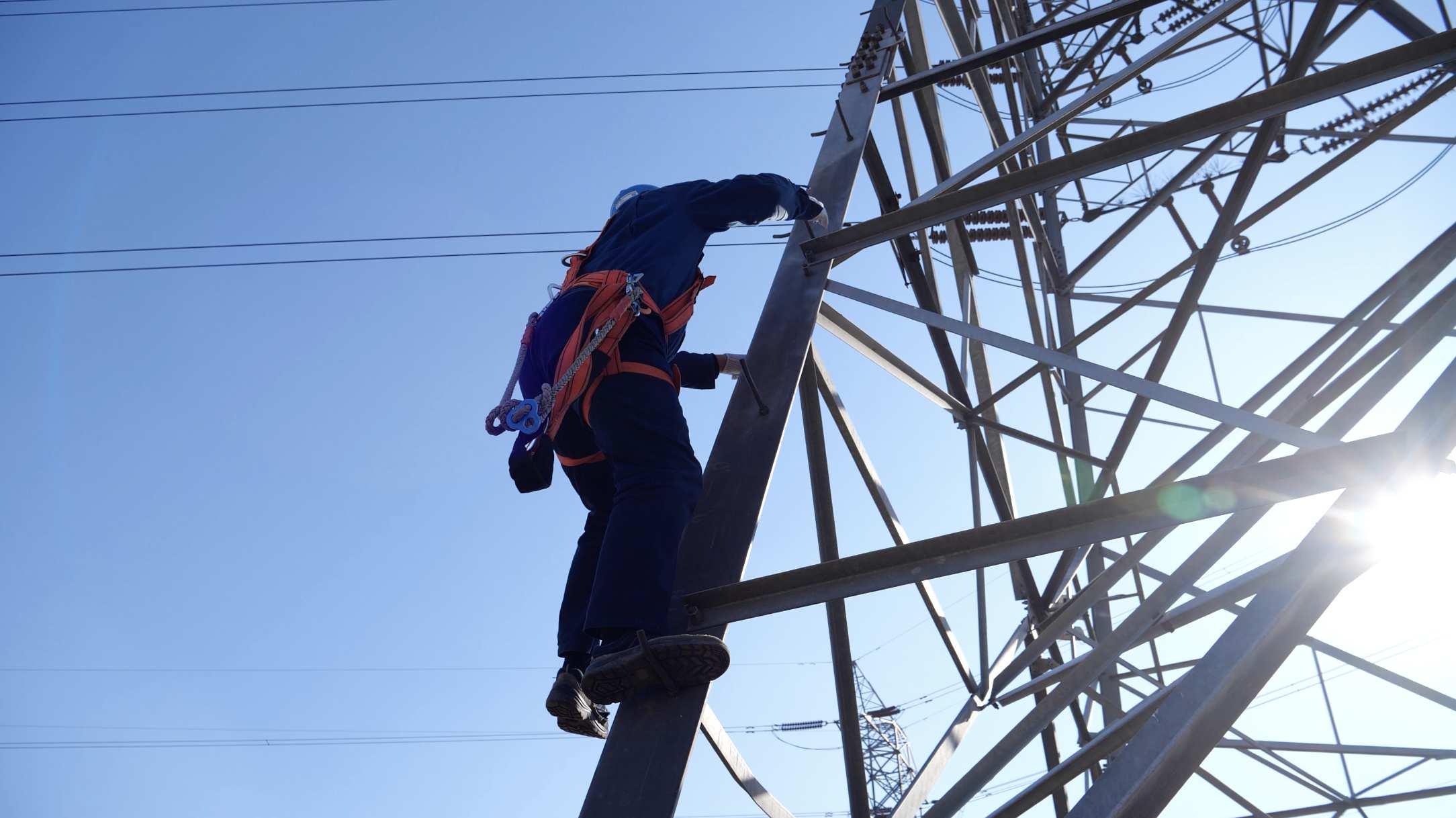 电力员工爬电杆