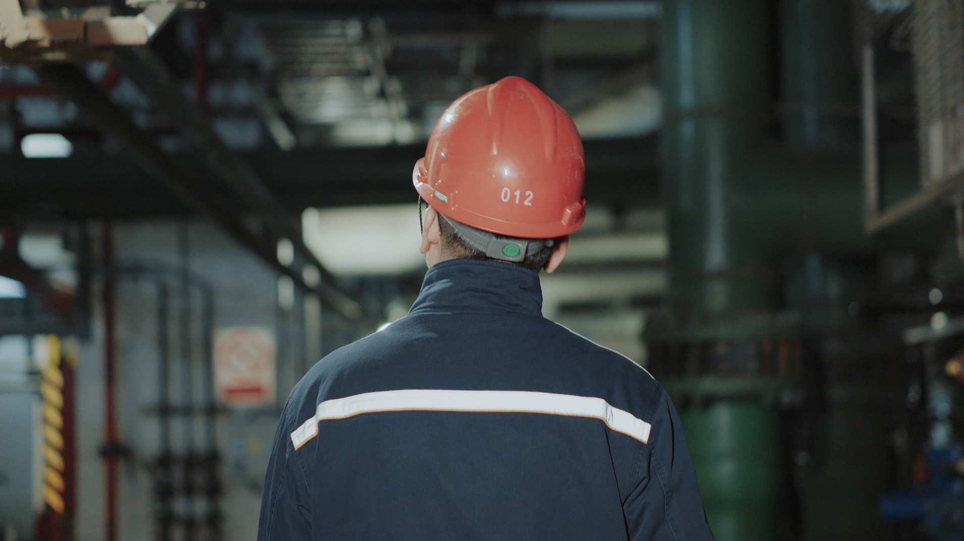 员工背影查看设备状态工厂工人