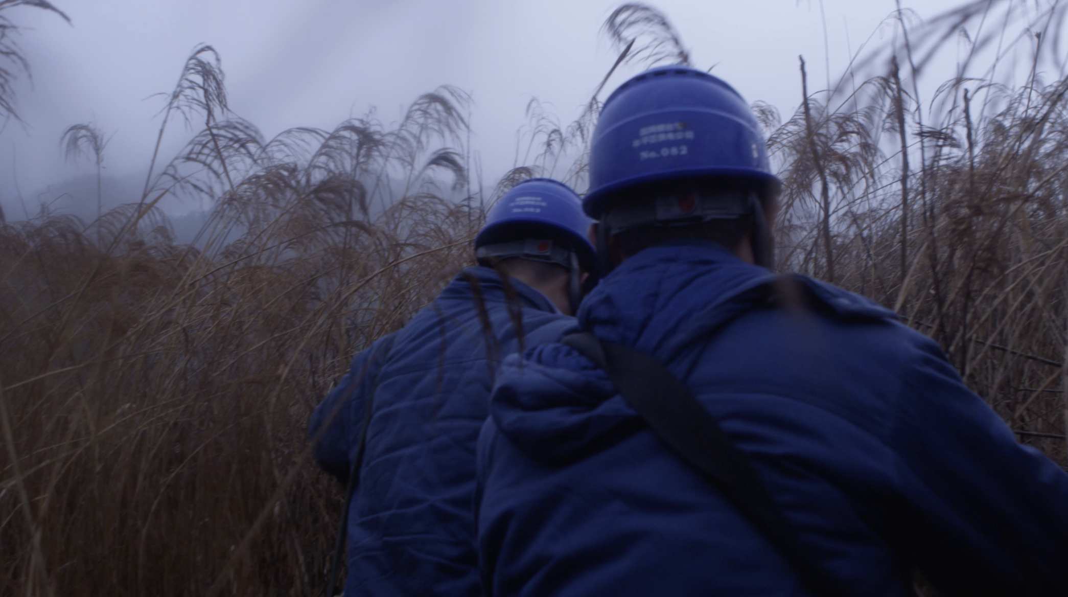 国网工人拉电缆巡检