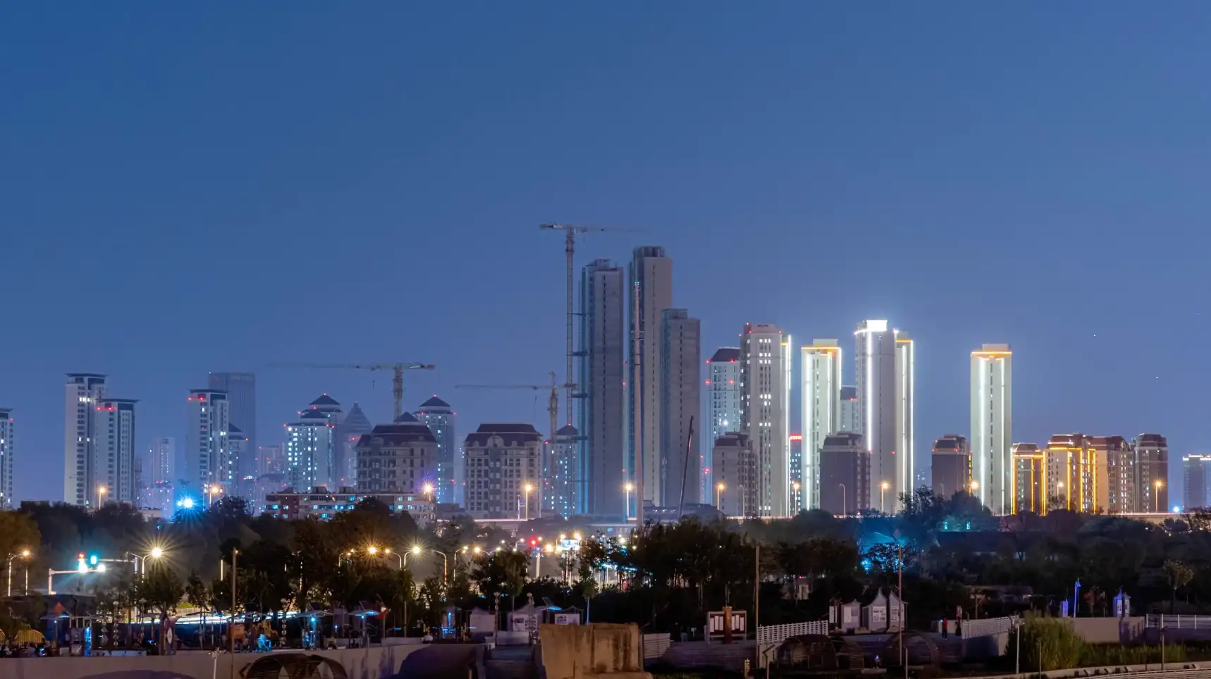 路灯开灯万家灯火延时