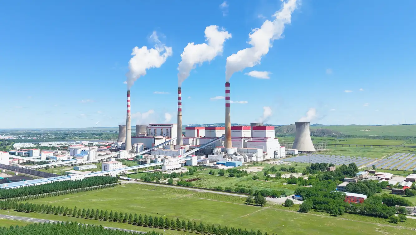 大型发电厂烟囱排放绿色能源