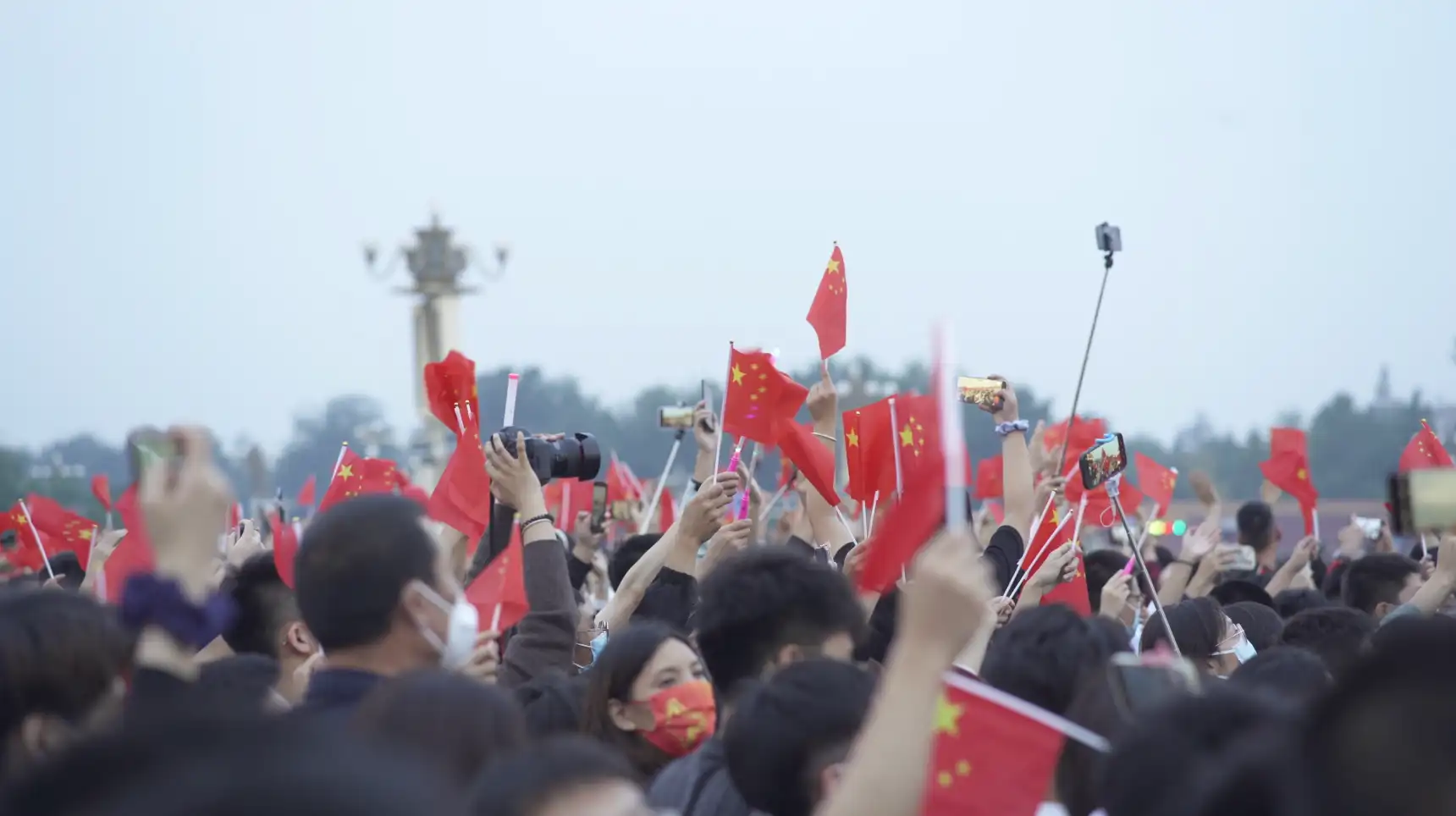 天安门等待升国旗的人流