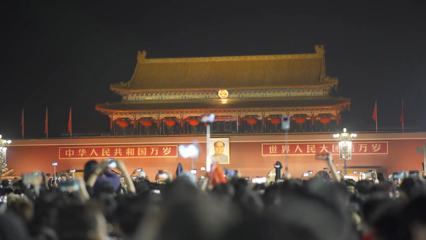 天安门等待升国旗的人流