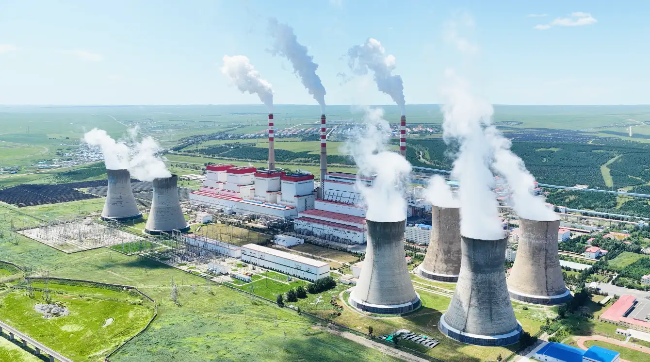 大型发电厂烟囱排放绿色能源