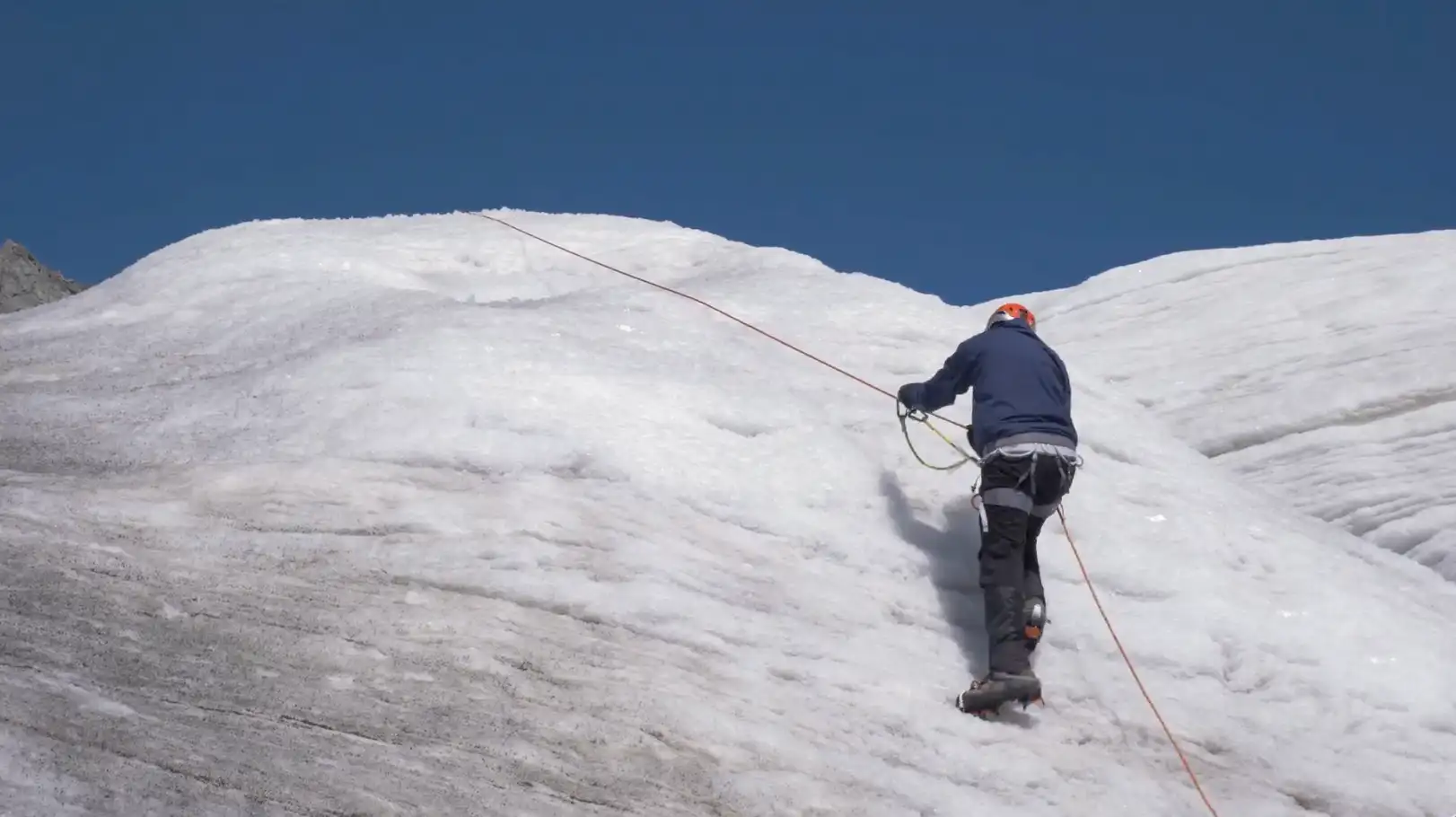 登山者男人鞋的人或物固定绳子山阳光明媚的视频
