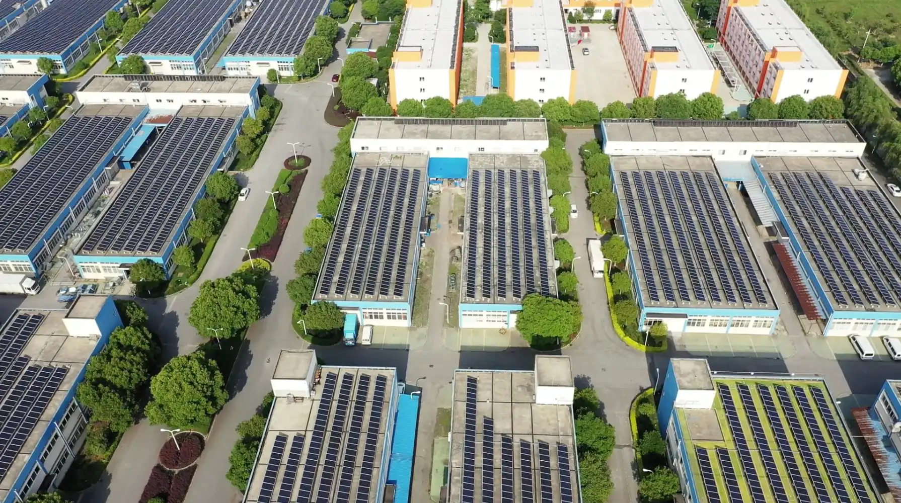 工厂楼顶太阳能装置山地光伏电站光伏新能源