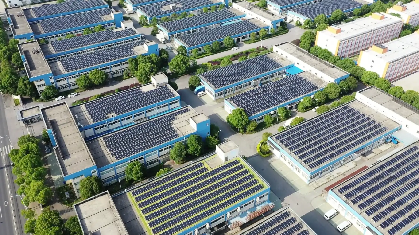 工厂楼顶太阳能装置山地光伏电站光伏新能源