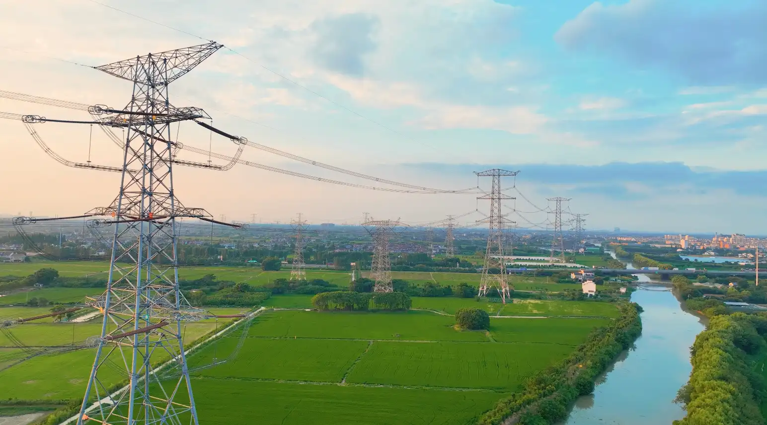 高压电塔日出高压电电网中国基建