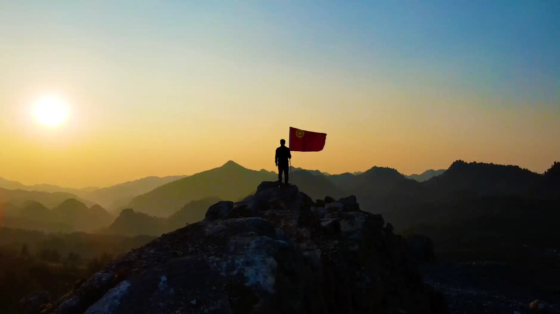 中国共青团团旗随风飘扬团员先锋队三下乡