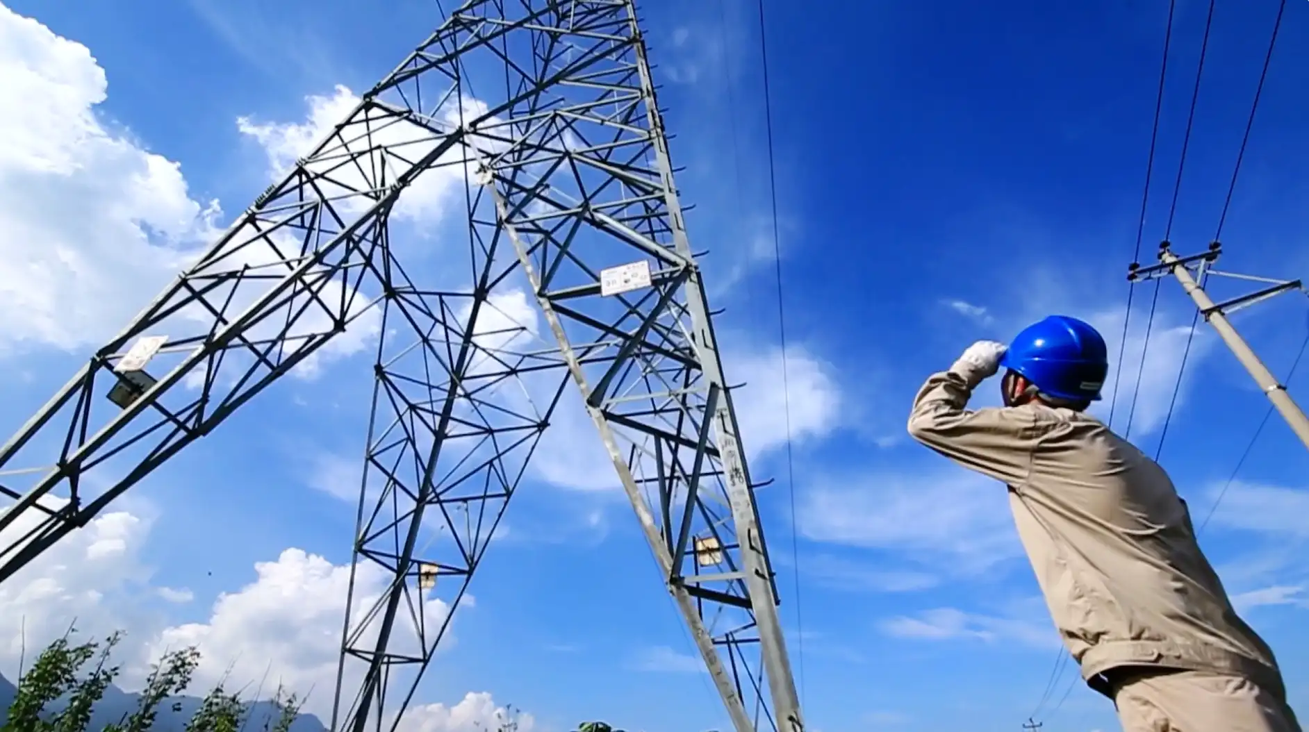 铁塔剪影延时逆光变电站意像工作