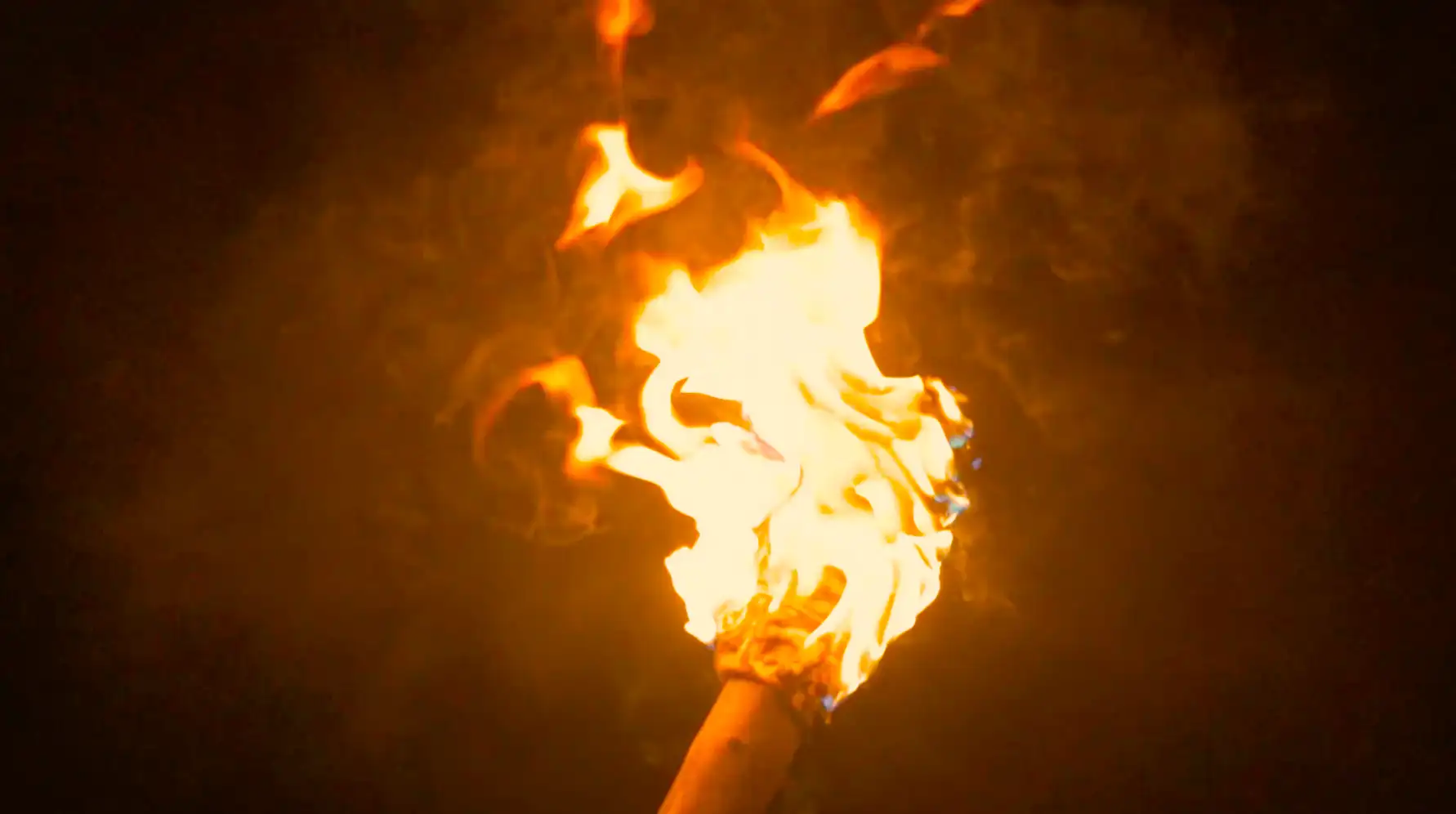 火把举着火把燃烧火焰夜晚