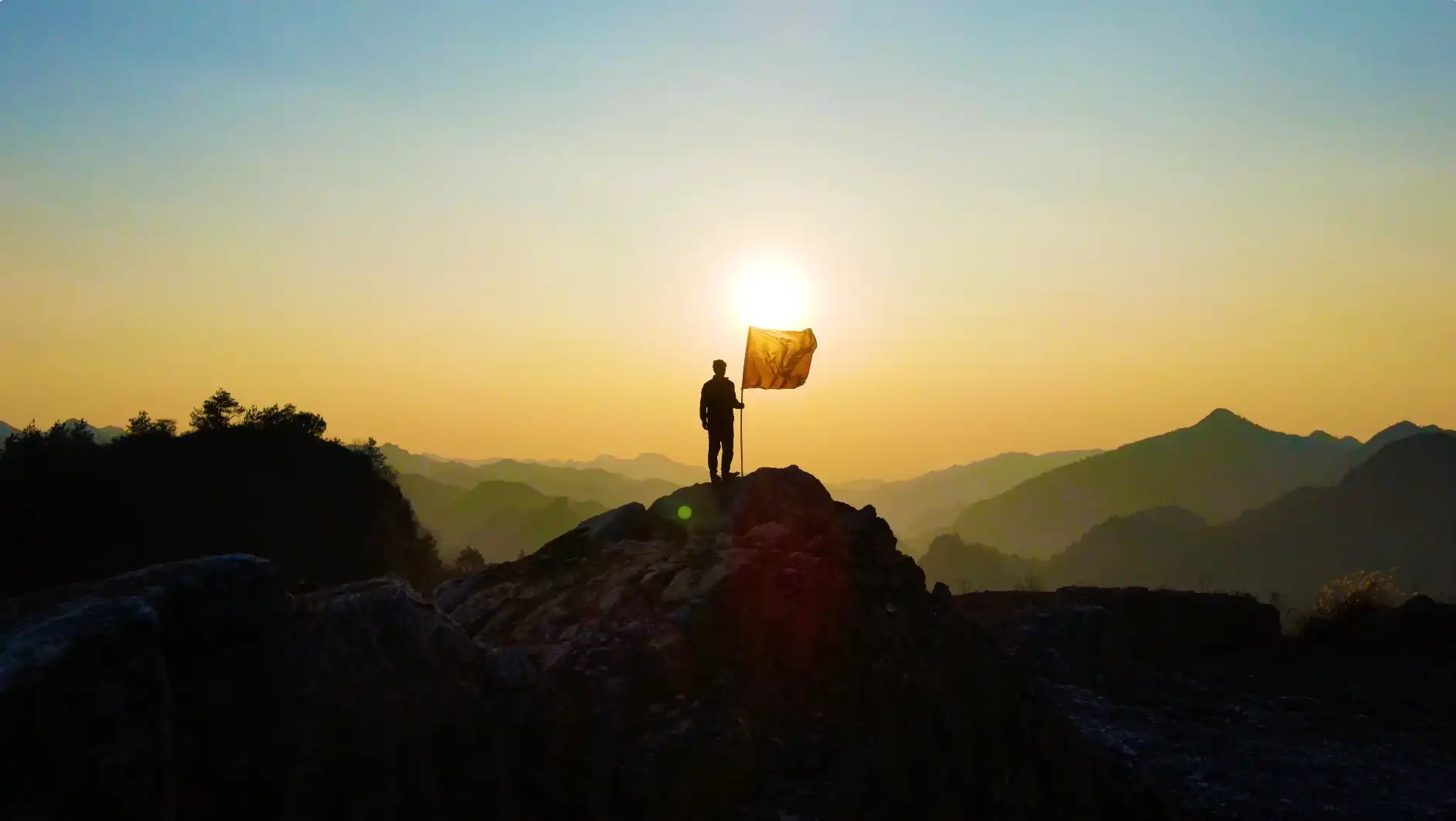 中国共青团团旗随风飘扬团员先锋队三下乡