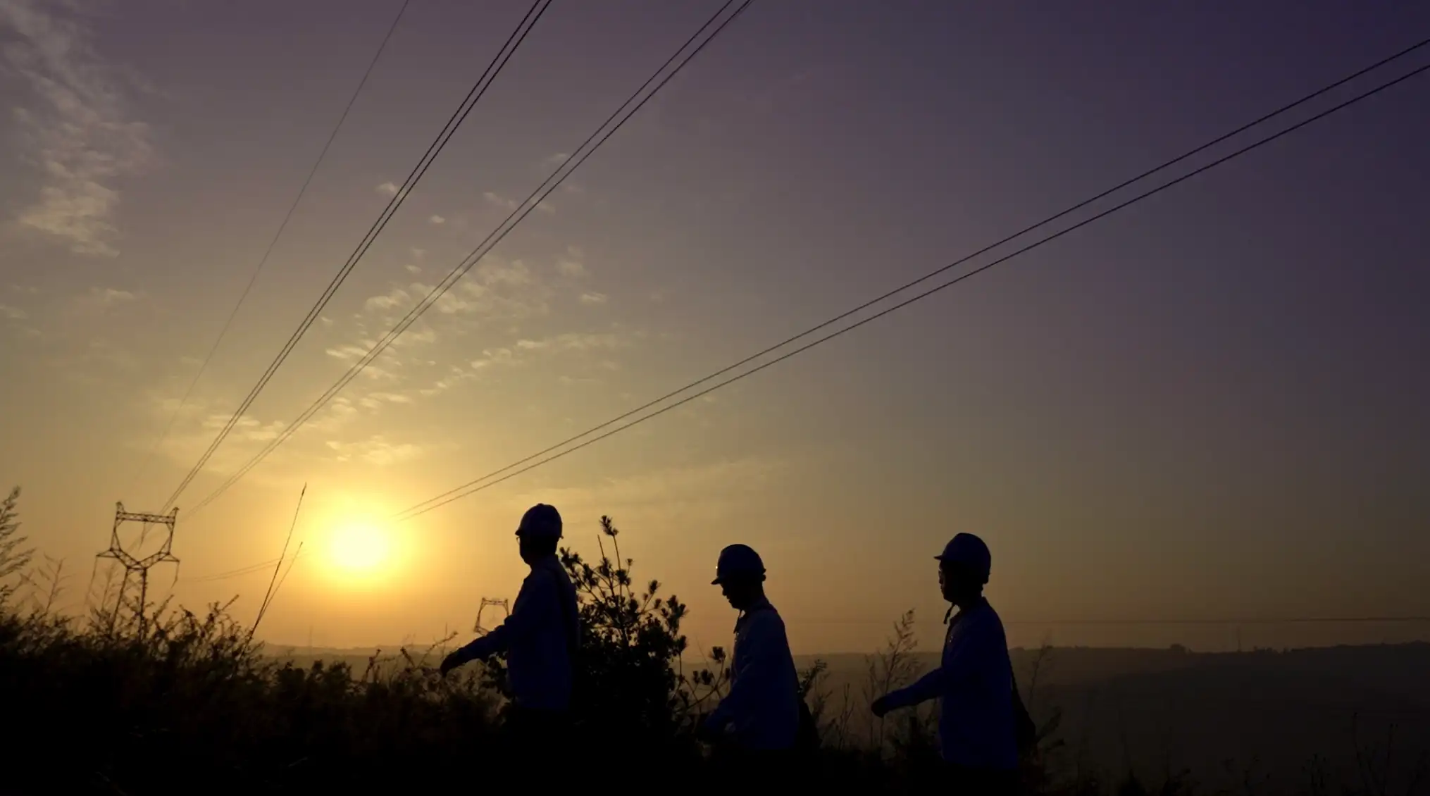 输电工人巡线脚步巡线巡查