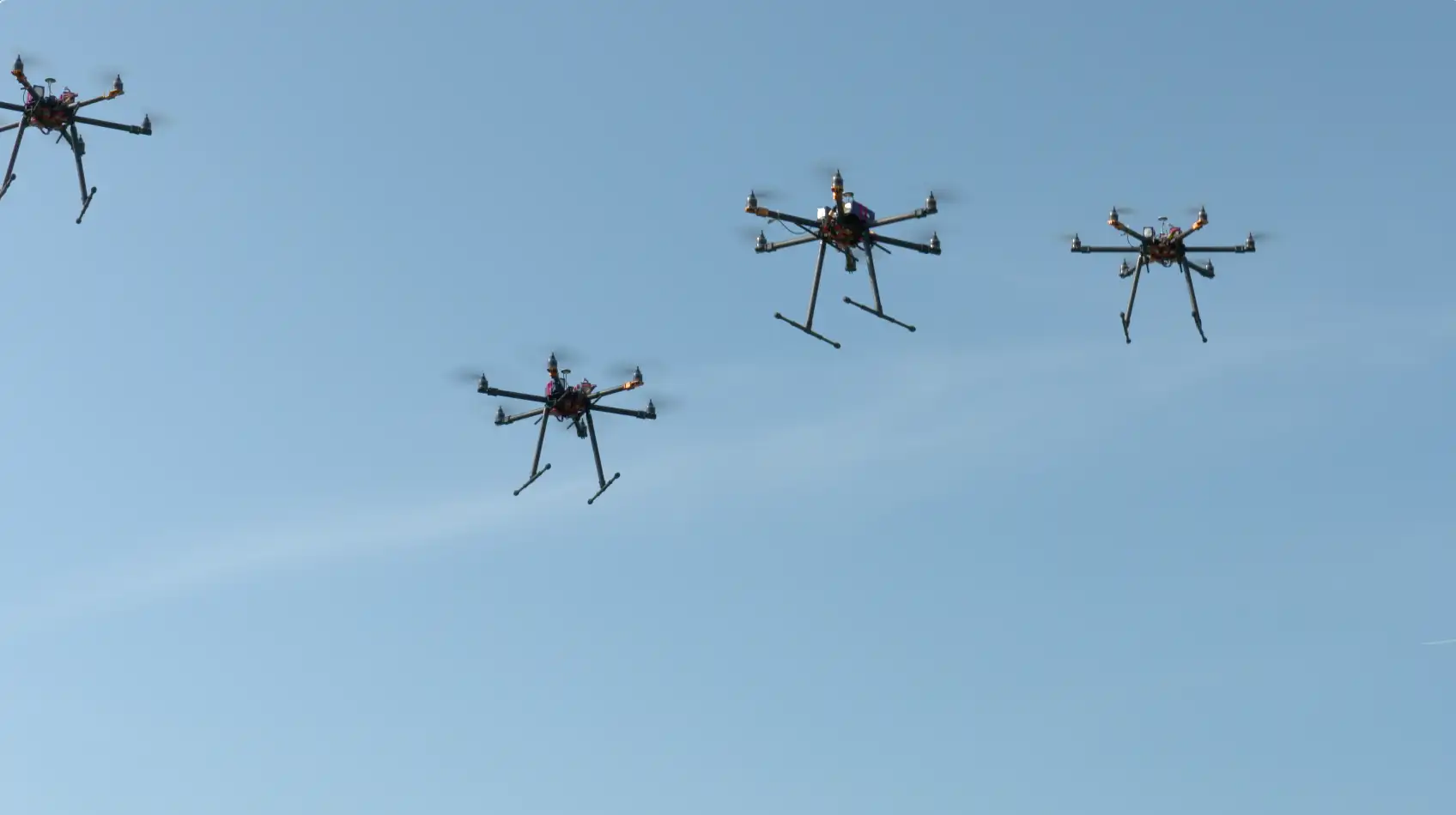 多台无人机在空中巡航