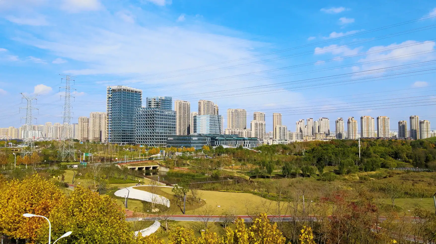 城市电网高压输电线特高压电塔