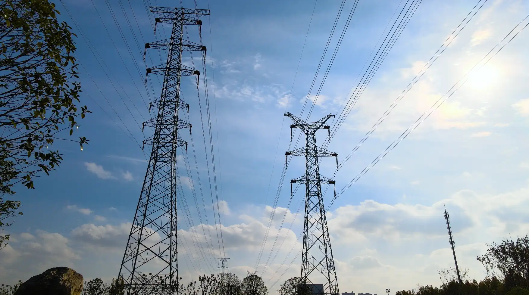 城市电网高压输电线特高压电塔