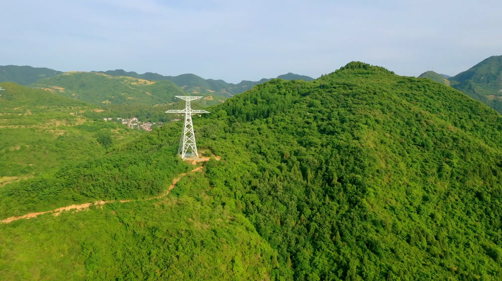 特高压电网铁塔高空工作巡线