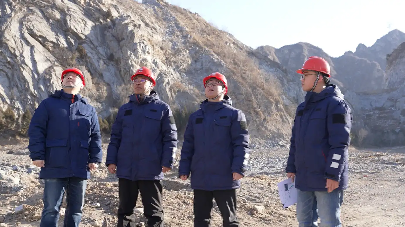 电力工人山区巡检电力团队现场勘查