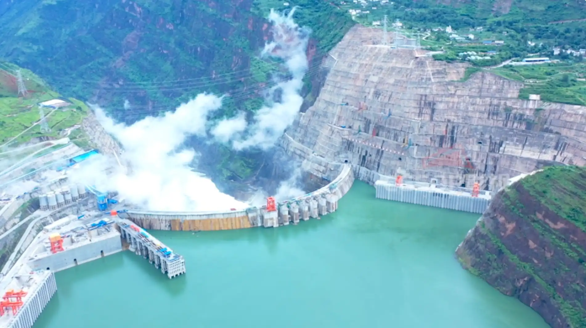 白鹤滩水电站大坝五孔过水