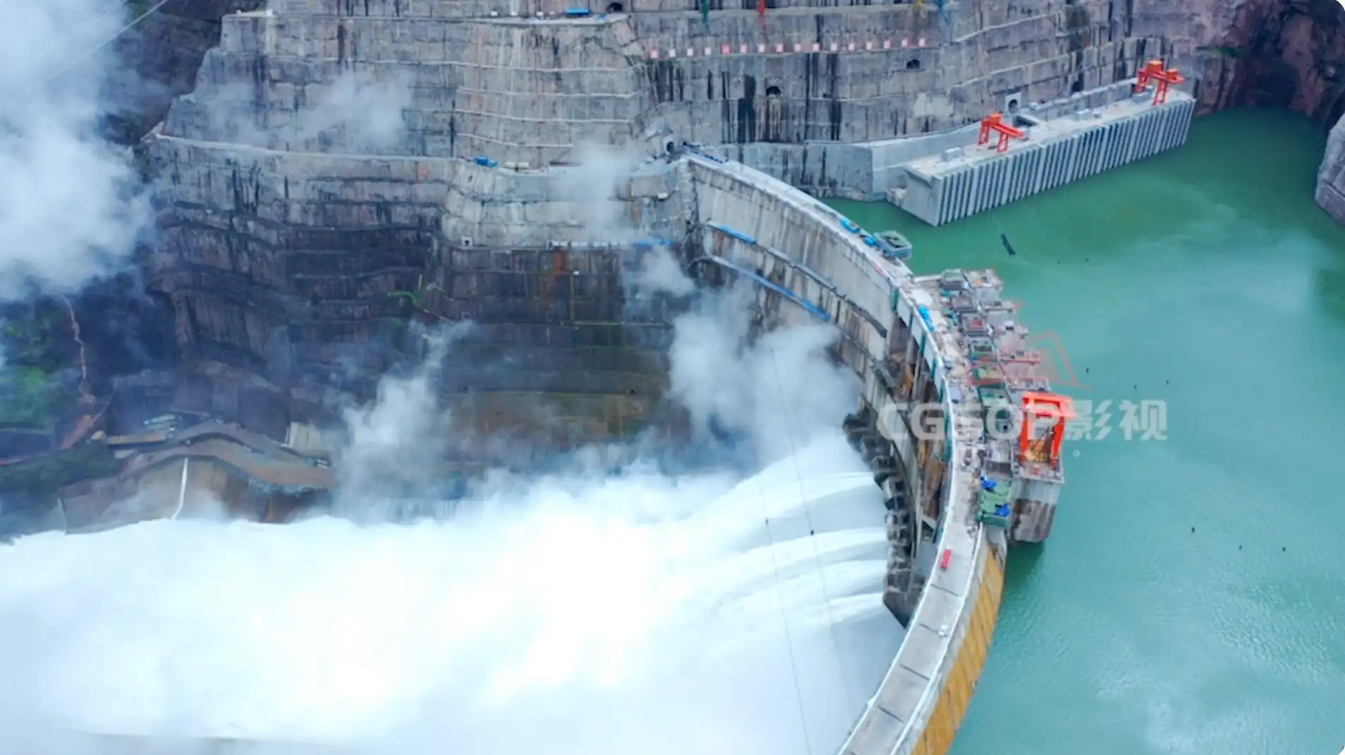 白鹤滩水电站大坝五孔过水