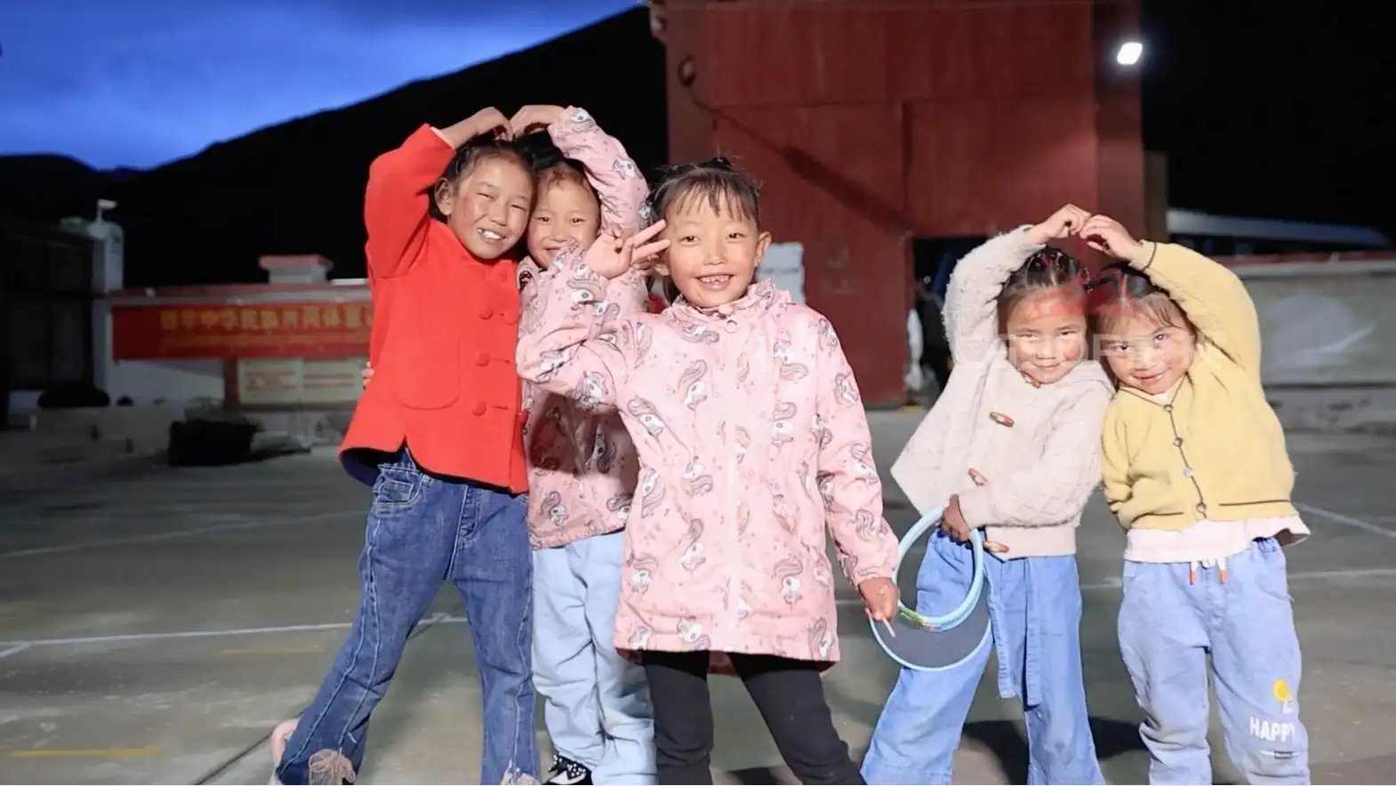 一群藏族小孩子挥手笑脸