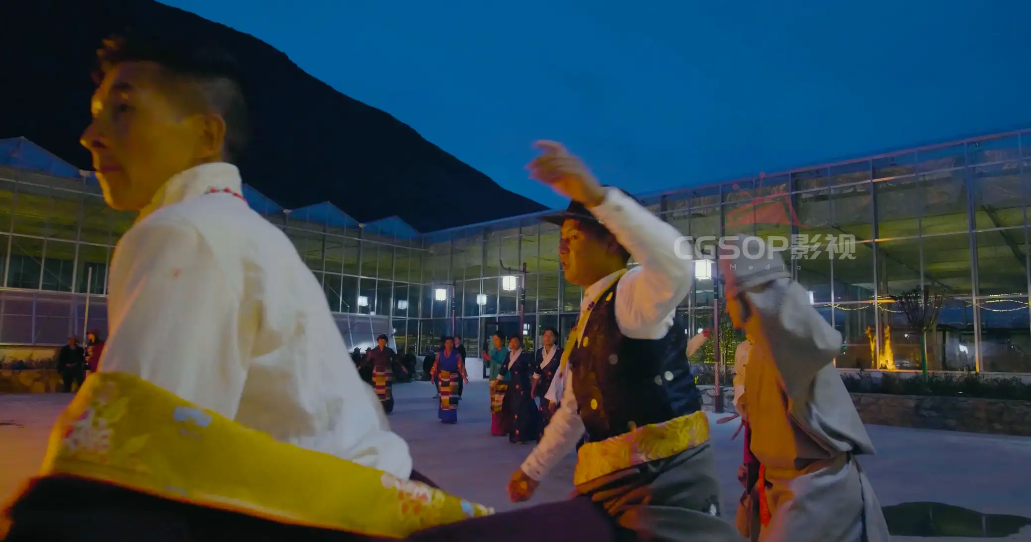 围着篝火跳舞景区篝火旅游篝火夜晚篝火